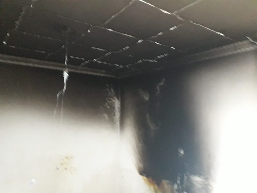 Além do sofá, toda a sala ficou incendiada durante o incêndio.  — Foto: Rubenilson Nogueira / Arquivo Pessoal 