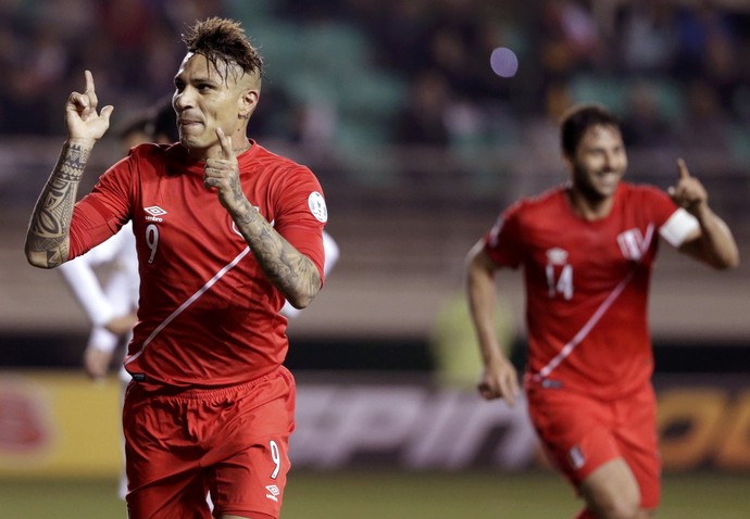 Guerrero gol peru bolívia (Foto: Reuters )