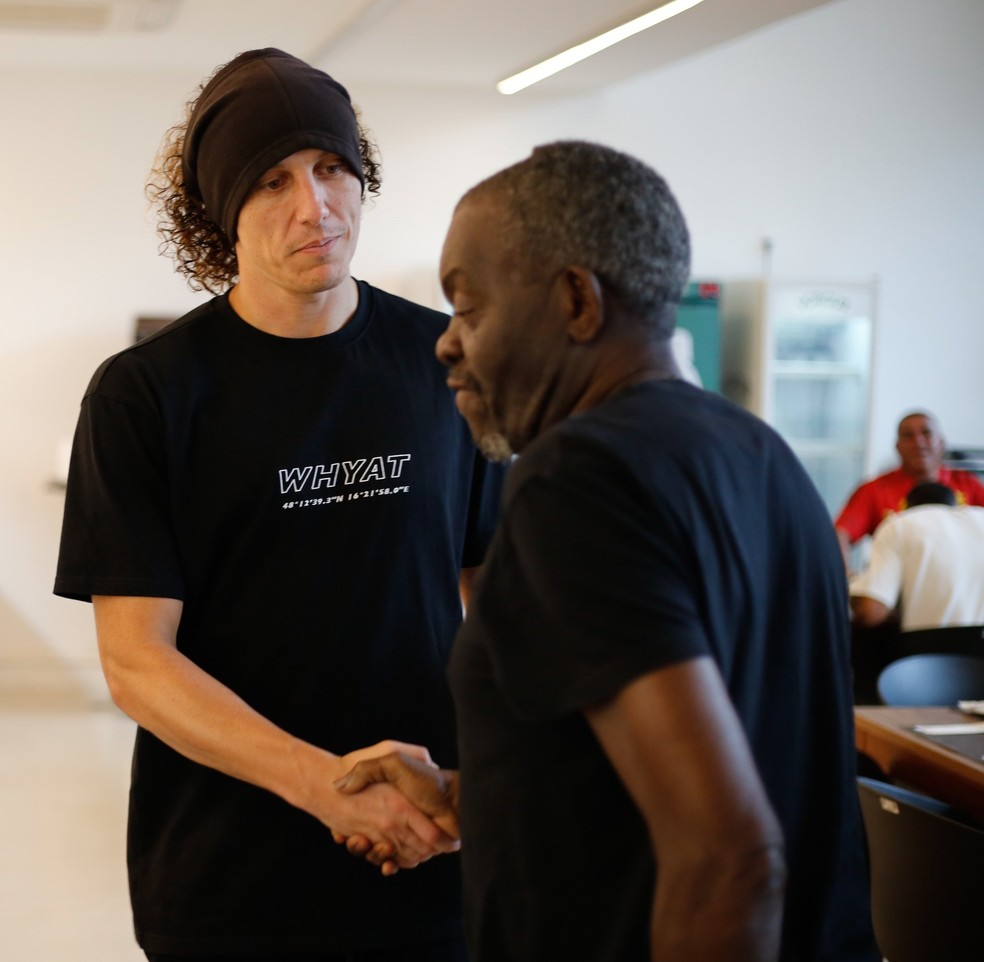 Denir cumprimenta David Luiz, amigo desde os tempos de Sele&ccedil;&atilde;o &mdash; Foto: Gilvan de Souza / CRF