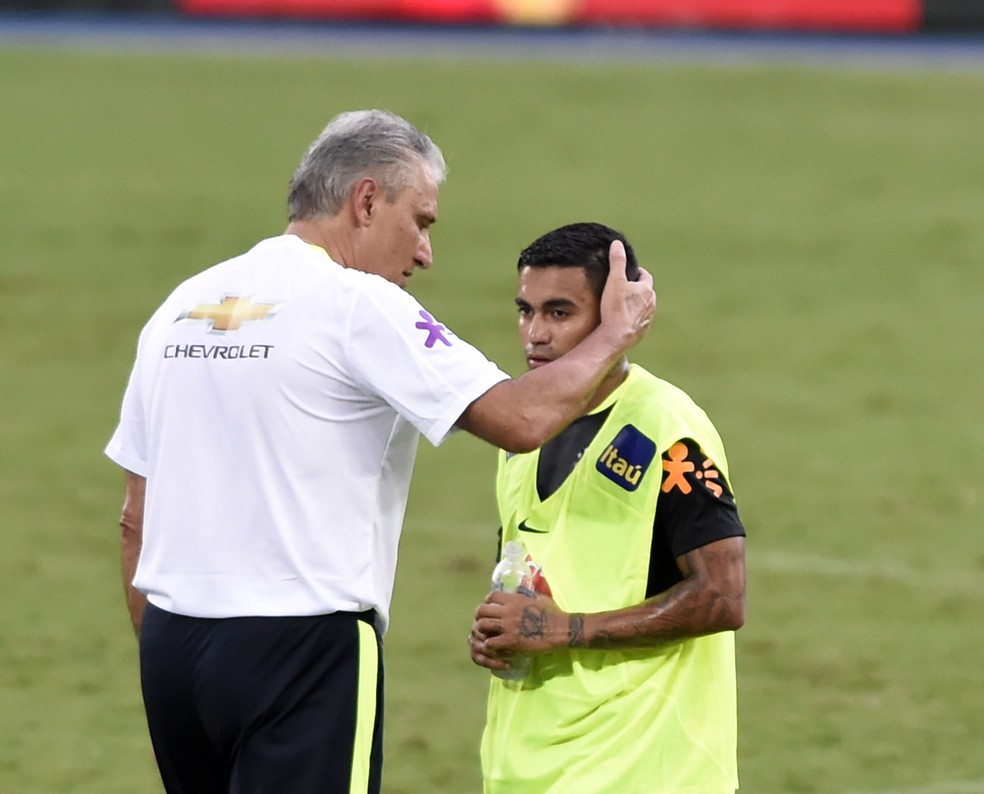 Dudu recebe afago de Tite em treino da Sele&ccedil;&atilde;o no in&iacute;cio de 2017 &mdash; Foto: Andr&eacute; Dur&atilde;o