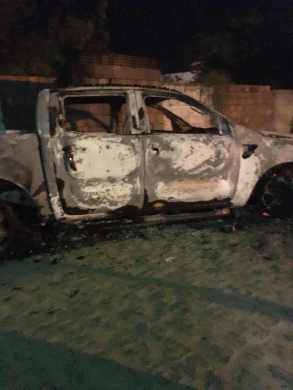 Carro queimado por bandidos em Surubim (Foto: WhatsApp/ReproduÃ§Ã£o)