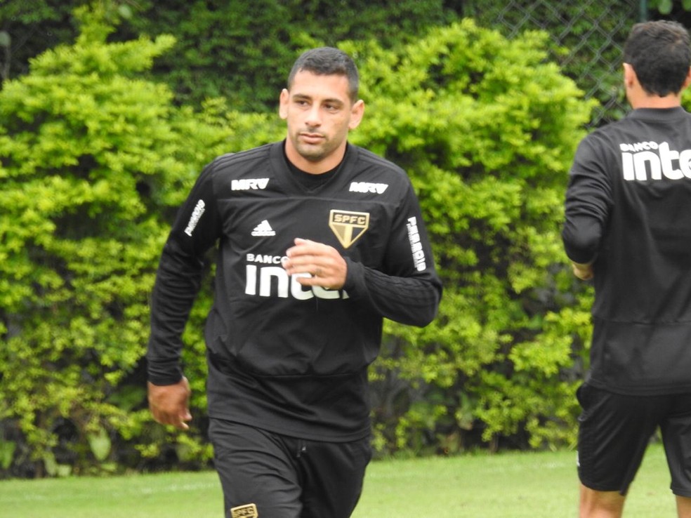 Diego Souza durante treino do SÃ£o Paulo â Foto: Marcelo Hazan