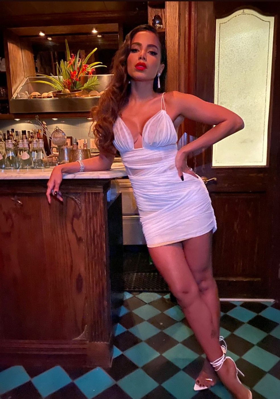 Anitta usa vestido branco confortável e poderoso para esta após o VMA, em Nova York — Foto: Instagram