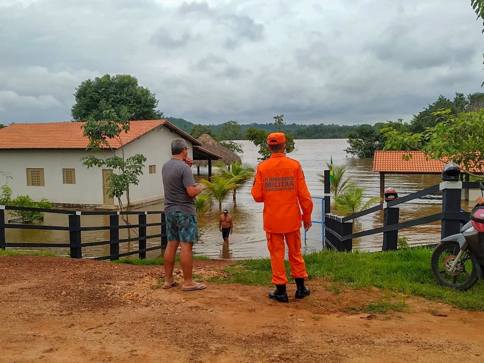 Bombeiros auxiliam moradores atingidos por enchentes no Tocantins — Foto: Divulgação/CBMTO