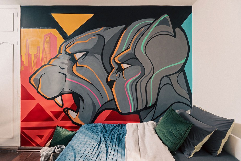 Obra do artista brasileiro Negritoo enfeita a parede do ambiente criado pelas marcas