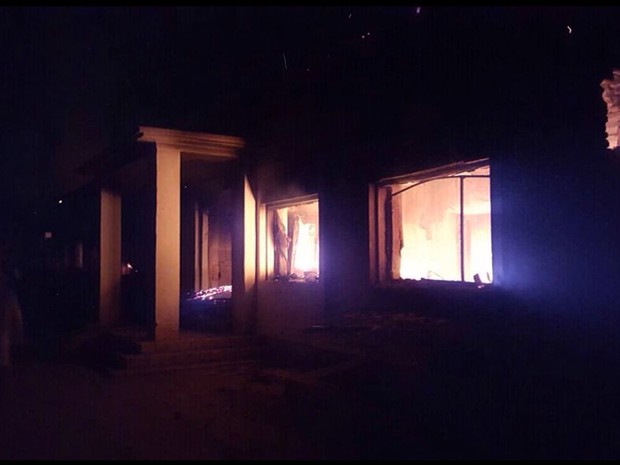 Hospital dos Médicos Sem Fronteiras em chamas em Kunduz, no Afeganistão  (Foto: Médicos Sem Fronteiras / AP)