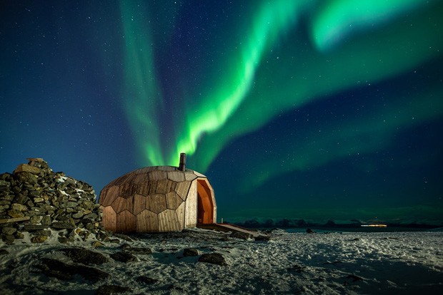 Cabana de madeira em formato curioso se funde à paisagem norueguesa (Foto: Reprodução )