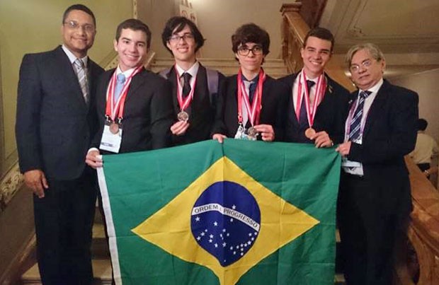 No centro, Davi Aragão (CE), Pedro Seber (SP), Vitor Gomes (SP), Gabriel Amgarten (CE), entre os professores Fabiano Gomes, da UFRN, e Arimateia Lopes, reitor da UFPI (Foto: Divulgação)