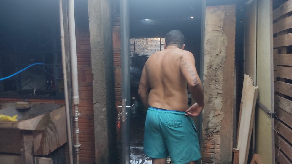 Parte das chamas foi contida com &aacute;gua de mangueira de jardim. &mdash; Foto: Tiago Apolin&aacute;rio