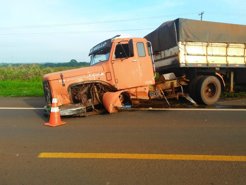 Roda da carreta quebrou durante acidente com morte em rodovia de MS â Foto: Osvaldo NÃ³brega / TV Morena