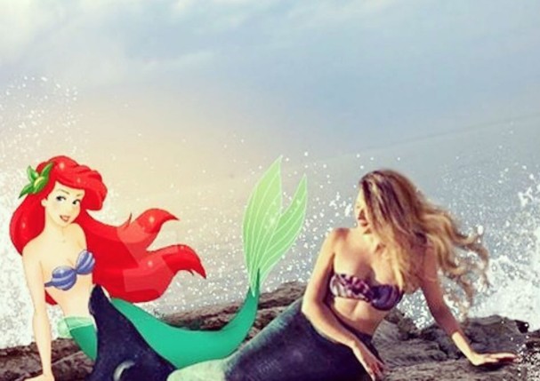 Dani Calabresa posa de sereia ao lado da personagem Ariel (Foto: Reprodução/Instagram)