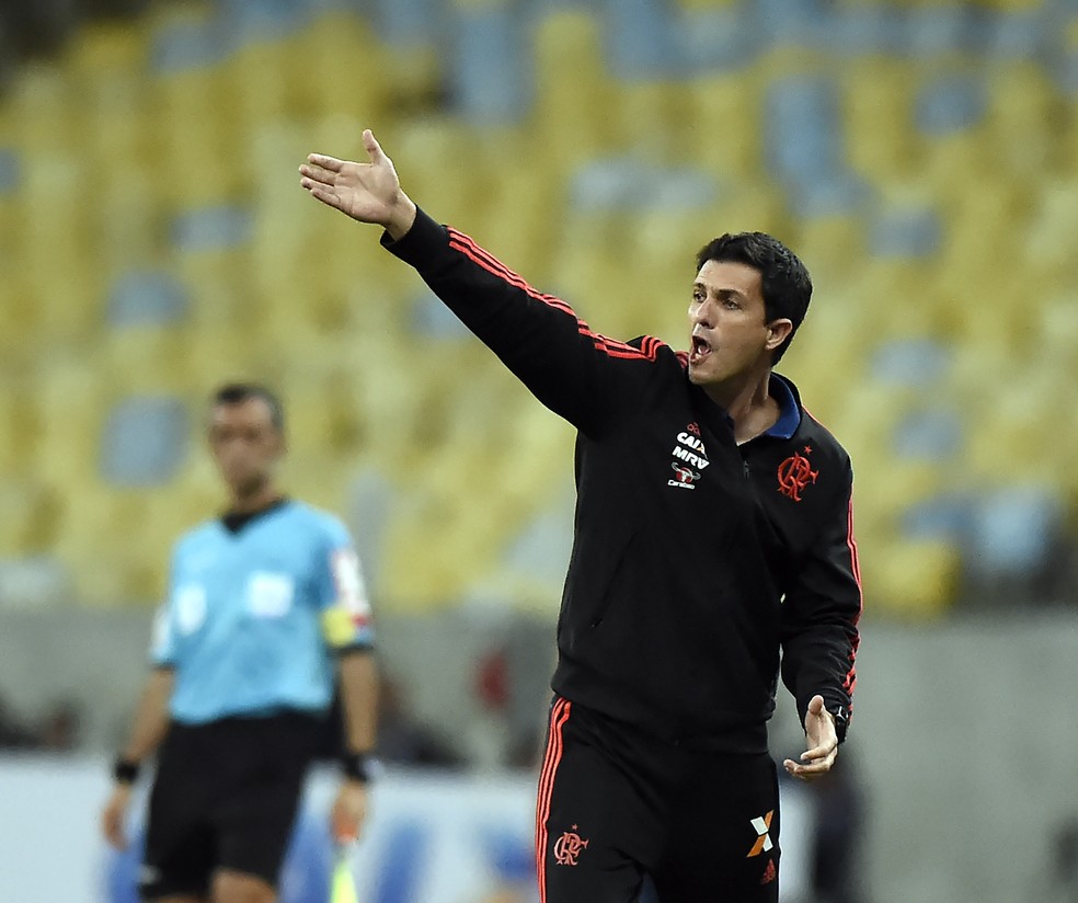 Mauricio Barbieri durante o empate entre Flamengo e Corinthians no Maracan&atilde; &mdash; Foto: Andr&eacute; Dur&atilde;o