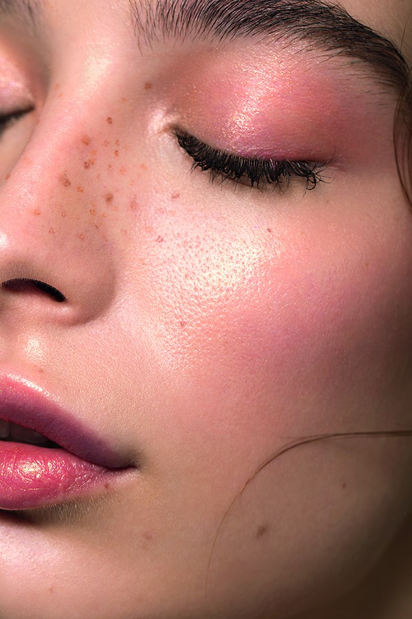 Closeup studio shot of a beautiful young woman with freckles skin posing against a grey background (Foto: Getty Images)