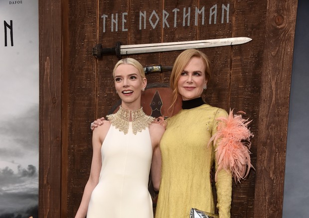 HOLLYWOOD, CALIFORNIA - APRIL 18: (L-R) Anya Taylor-Joy and Nicole Kidman attend the Los Angeles premiere of "The Northman" at TCL Chinese Theatre on April 18, 2022 in Hollywood, California. (Photo by Alberto E. Rodriguez/Getty Images) (Foto: Getty Images)