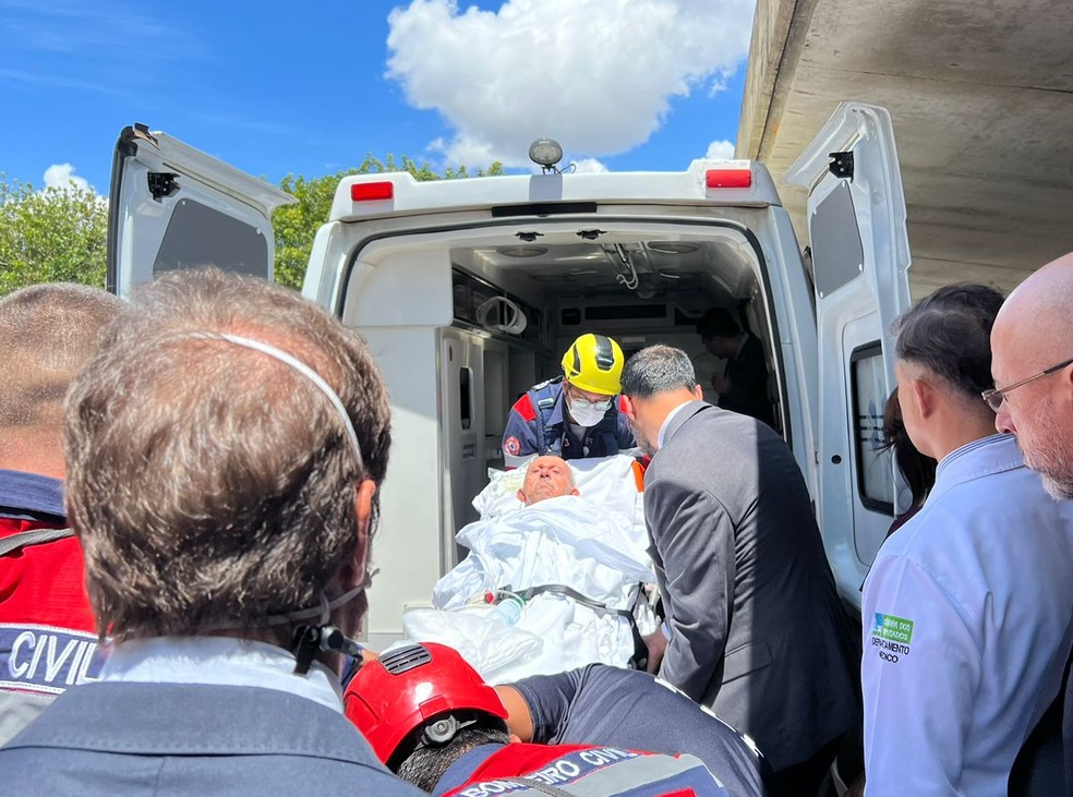 Benedito de Lira foi socorrido pela equipe médica da Câmara e encaminhado para hospital particular de Brasília — Foto: Ricardo Abreu/TV Globo