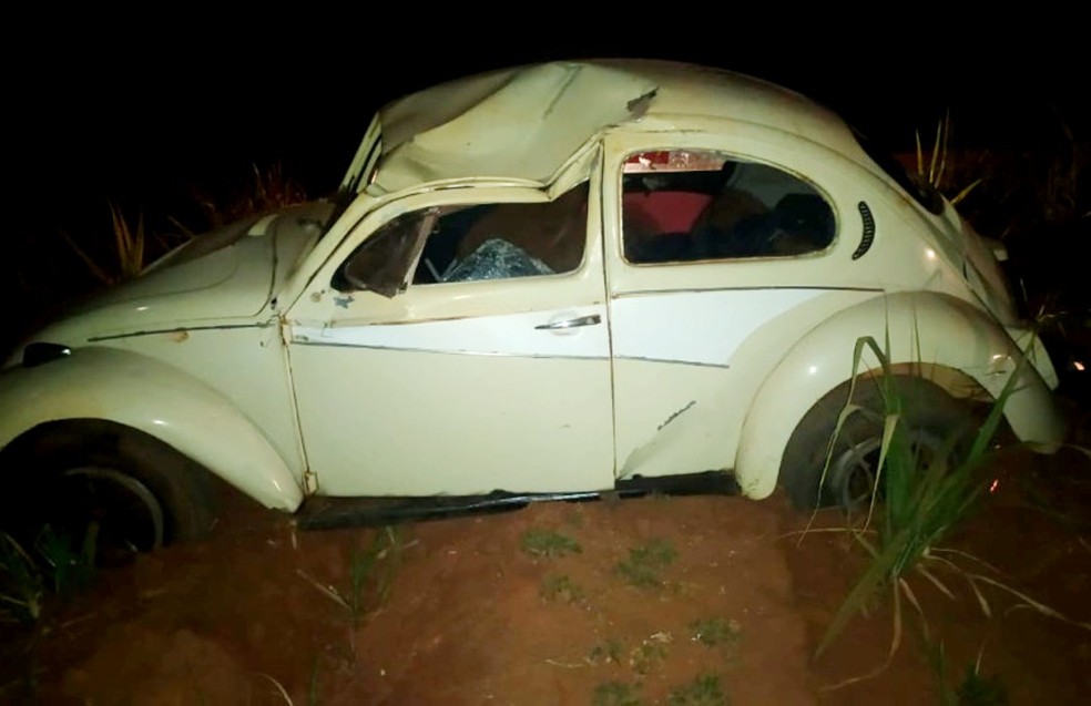 Adolescente furta veículo de pátio, derruba portão com o carro e capota em estrada rural de Paraguaçu Paulista — Foto: i7 Notícias/Divulgação