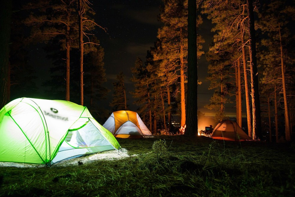 Acampar pode ser uma opção de viagem divertida e barata (Foto: Divulgação)