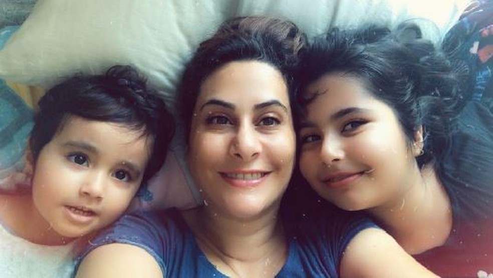 Shirin Saraeian entre os dois filhos — Foto: Divulgação/Arquivo pessoal