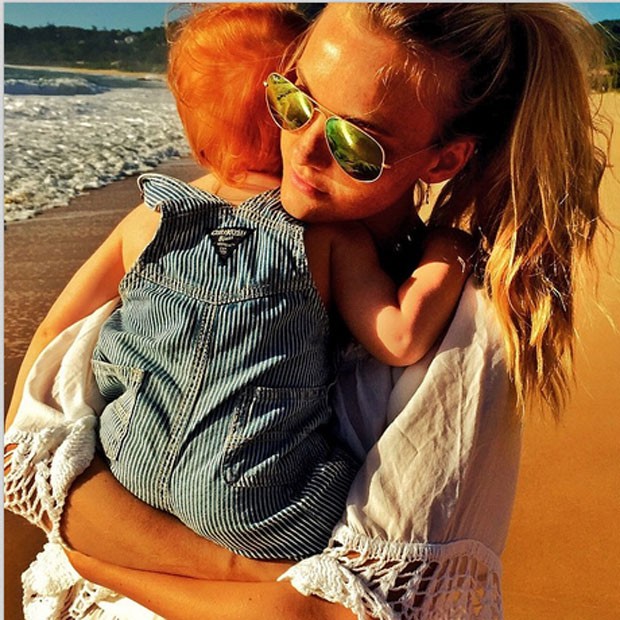 Mãe e filho sob o sol e perto do mar (Foto: Reprodução - Instagram)
