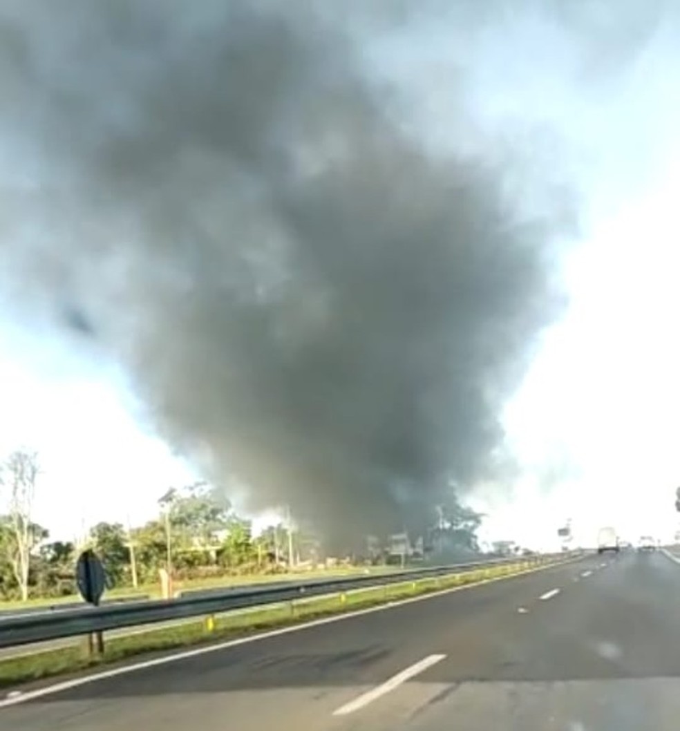 Fumaça negra podia ser vista à distância por motoristas que passavam pela SP-300 — Foto: Arquivo pessoal