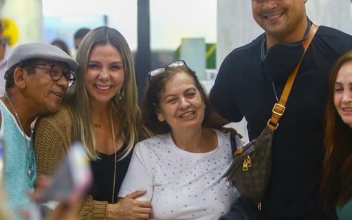No Brasil, Carla Perez e Xanddy são tietados por fãs no Rio de Janeiro