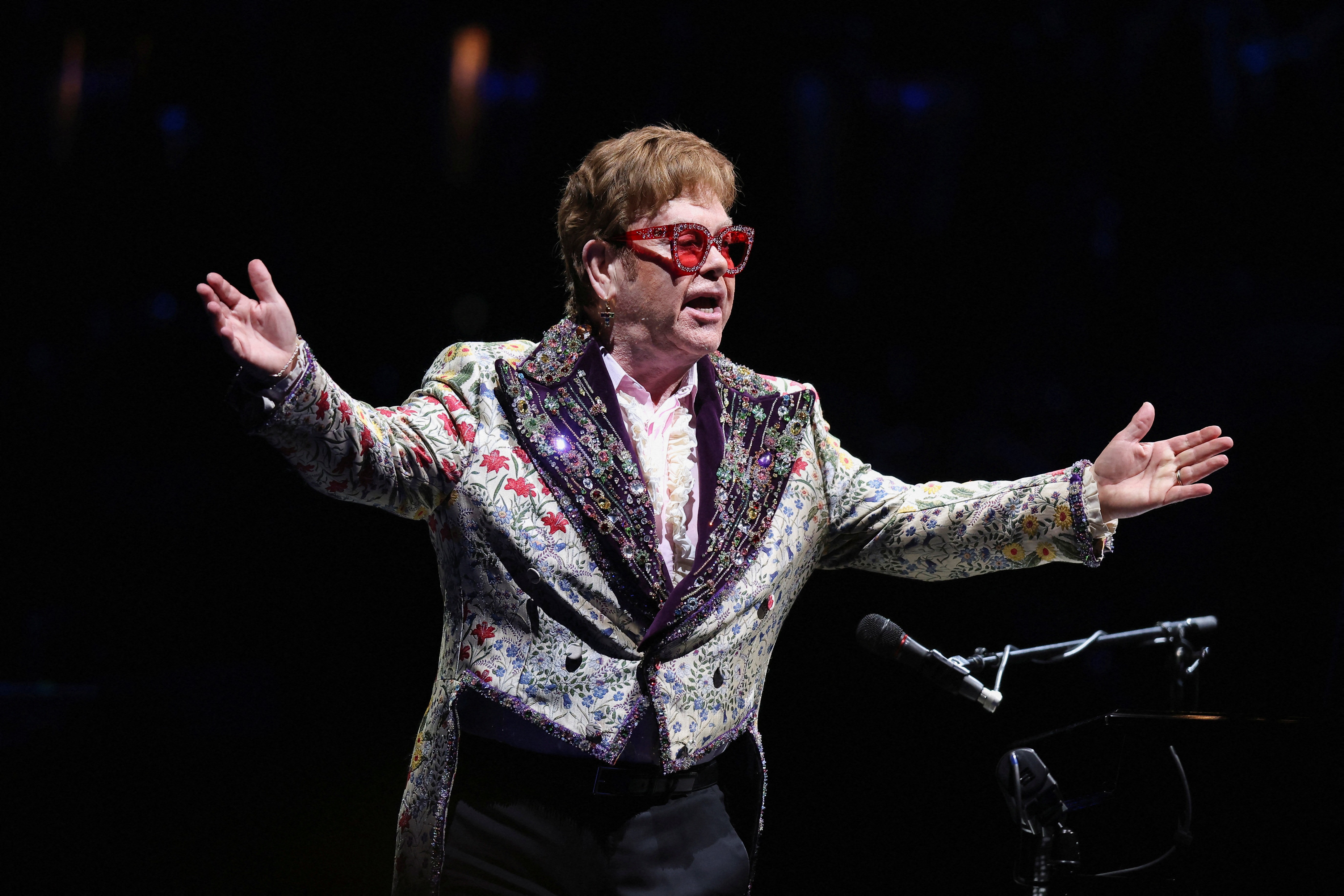 Elton John retoma turnê de despedida com show nos Estados Unidos após quase dois anos