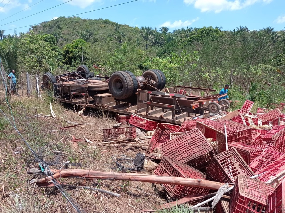 Carreta que transportava frangos tomba e deixa um morto no Piauí — Foto: Francisco Soares/Clique União