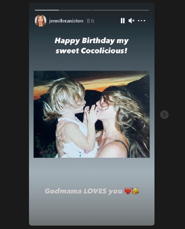 Uma das fotos compartilhadas pela atriz Jennifer Anniston para celebrar o aniversário de 17 anos de Coco Arquette, filha da atriz Courteney Cox (Foto: Instagram)