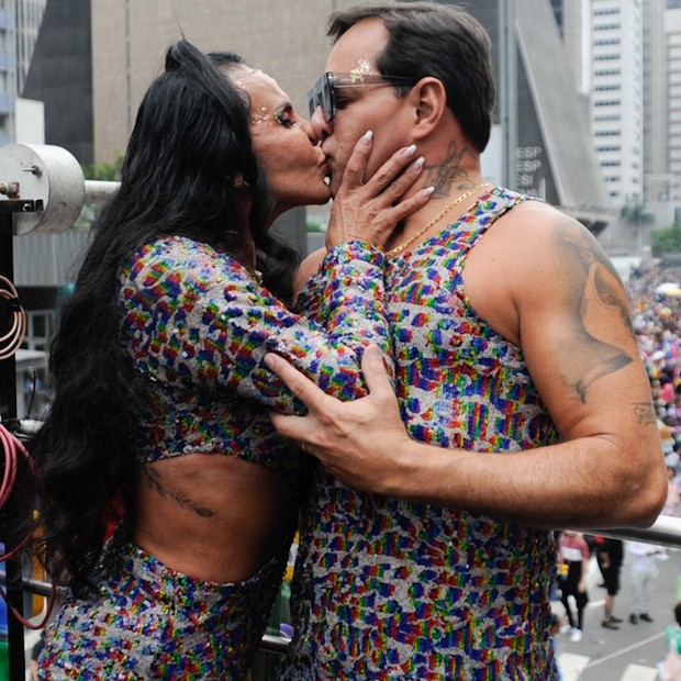 Gretchen e Esdras de Souza se beijam na Parada do Orgulho LGBT+ (Foto: Eduardo Martins/AgNews)