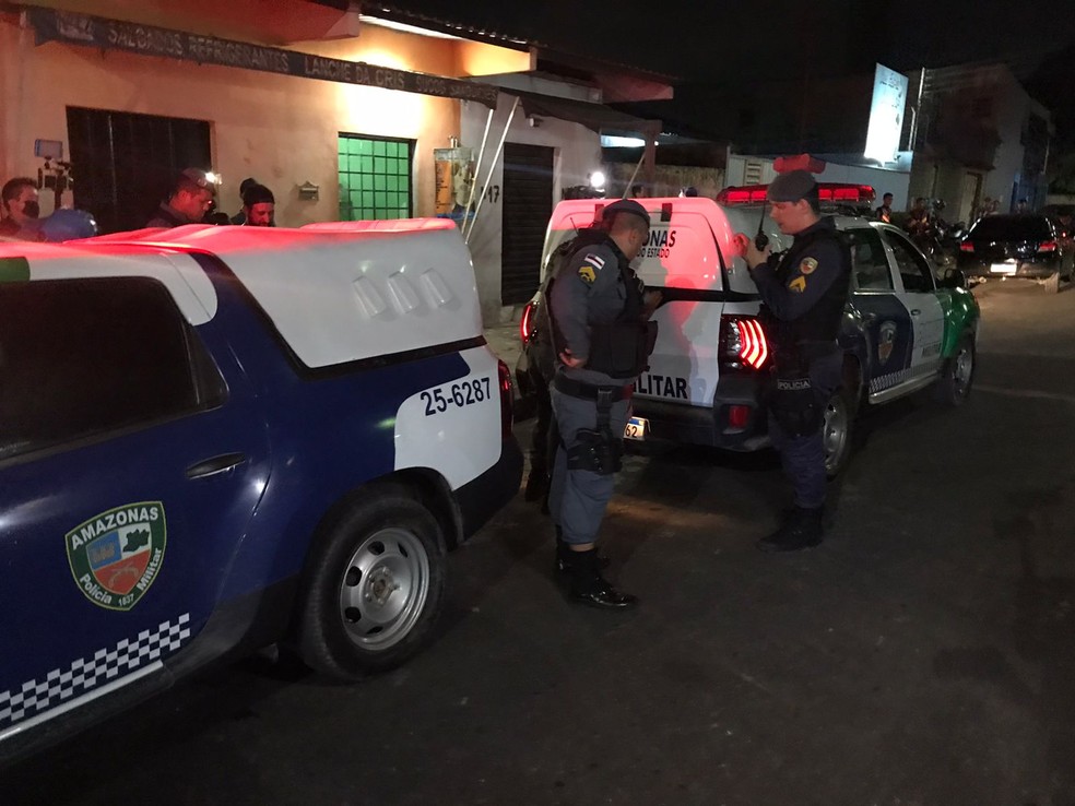 Tiroteio deixa um morto e um ferido em Manaus — Foto: Jucélio Paiva/Rede Amazônica