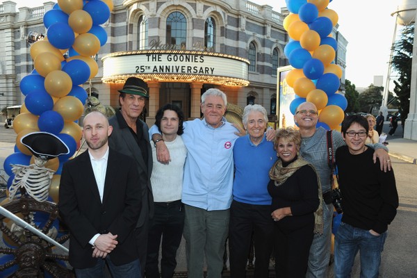 Mike Fenton junto com parte do elenco de Os Goonies nas comemorações de 25 anos do lançamento do filme (Foto: getty)