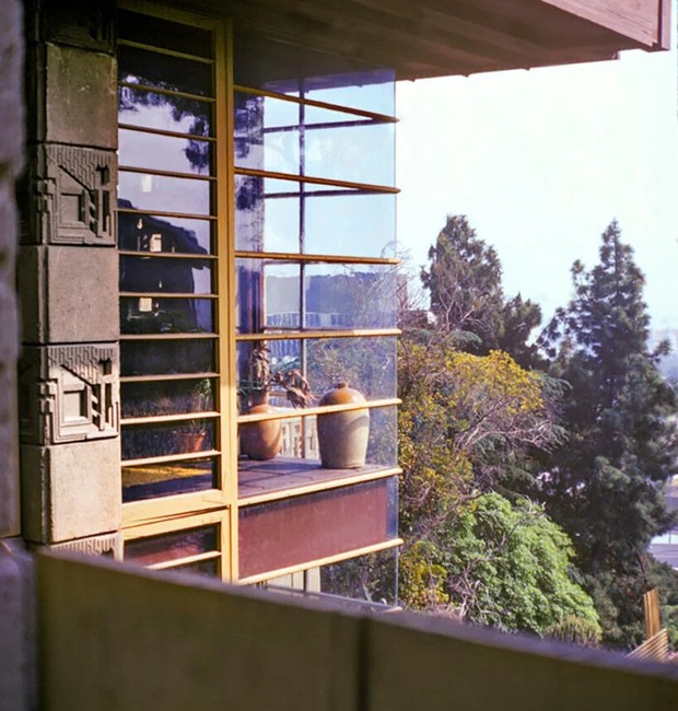 Integrada com a natureza ao redor da propriedade, a casa, que é bastante alta, ainda permite uma vista incrível de Los Angeles (Foto: Reprodução / Dan Soderberg)