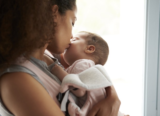 Mães se desdobram para tornar a vida dos filhos mais confortável (Foto: Thinkstock)
