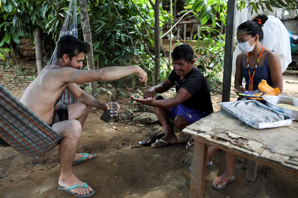 Vanda e Sidney com o amigo Luiz Tukano, da tribo Tukano — Foto: Bruno Kelly/Reuters