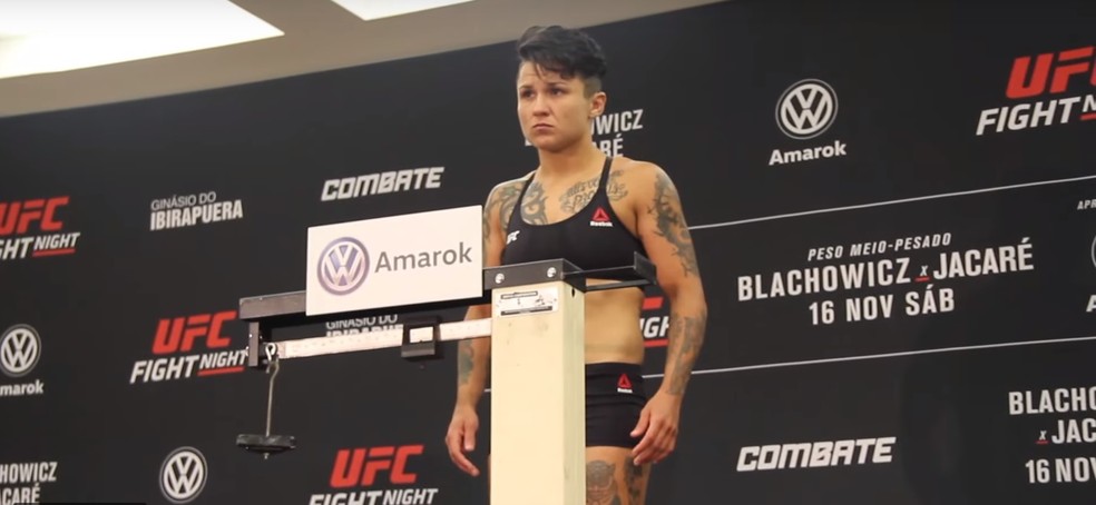 Isabela de Pádua não esconde a frustração por estourar o peso em 2kg na pesagem oficial do UFC SP — Foto: Reprodução / MMA Fighting