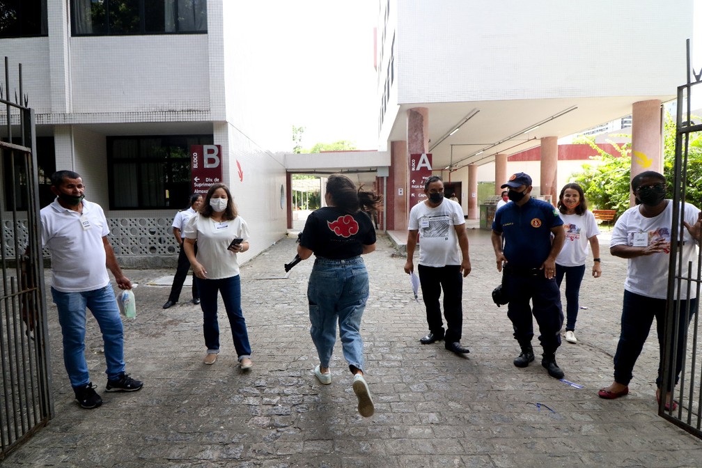 Enem 2022 - Recife - domingo (13): Estudante corre para não ficar de fora do primeiro dia de provas — Foto: Marlon Costa/Pernambuco Press