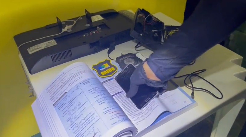 Delegado e policial penal presos escondiam celulares em livro e em rádio; aparelhos foram recolhidos