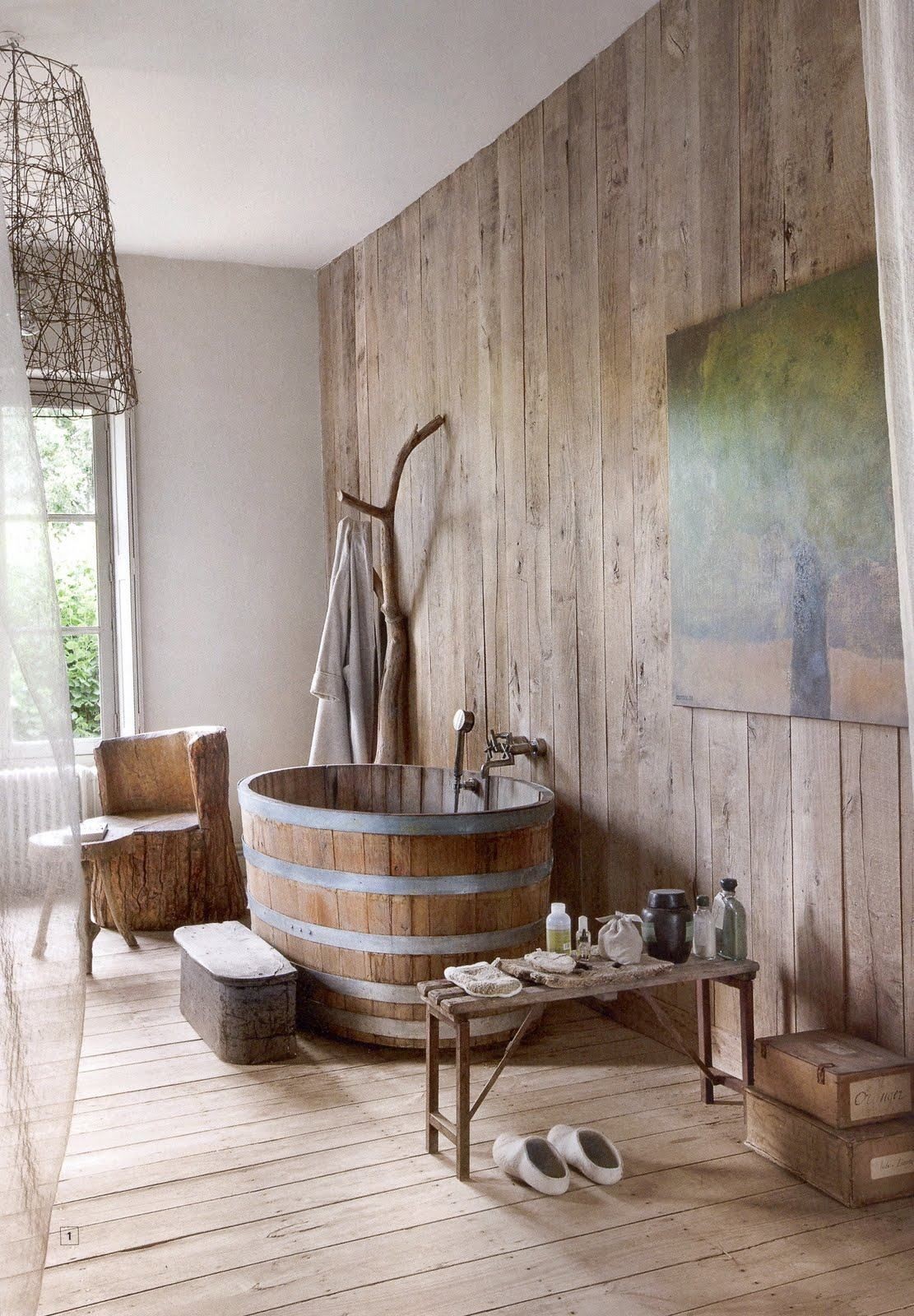 Décor do dia: banheiro com decoração rústica e banheira de madeira (Foto: Divulgação)