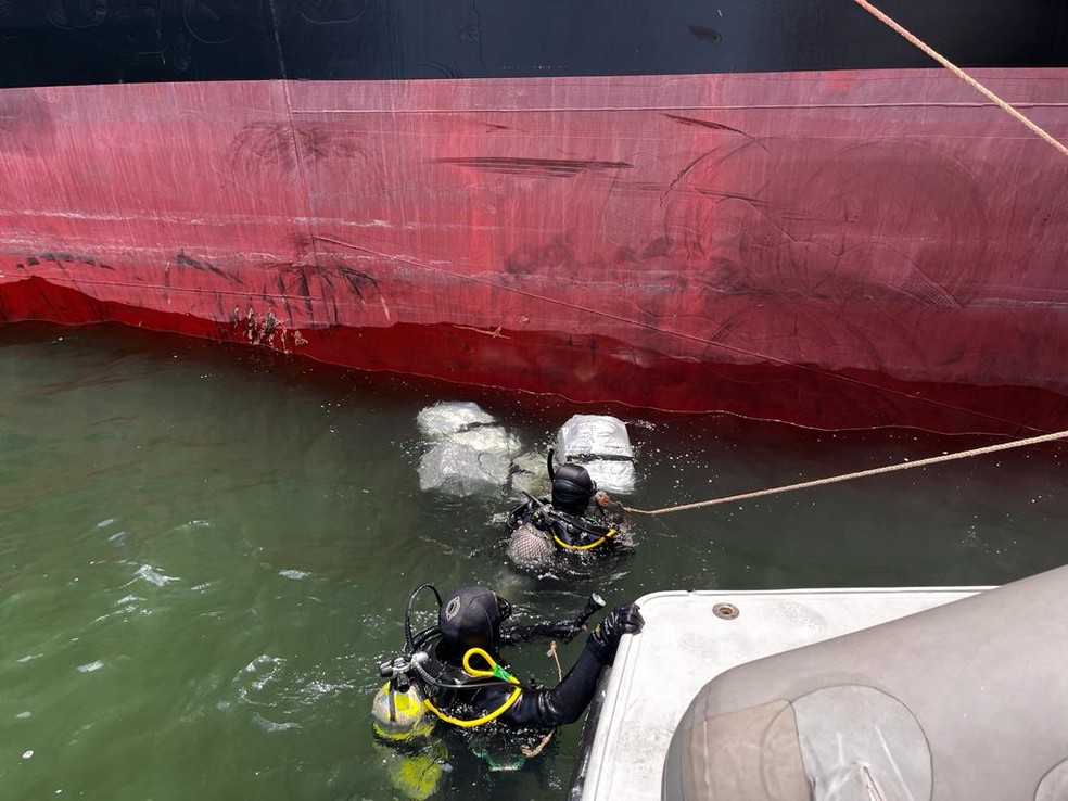 Mergulhadores da Marinha do Brasil  191 kg de cocaína escondidos em casco de navio no Porto de Santos — Foto: Divulgação/Polícia Federal