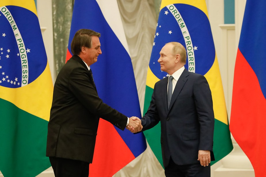 O presidente Jair Bolsonaro cumprimenta o presidente Vladimir Putin durante encontro em Moscou, em fevereiro