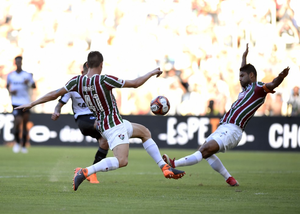 Ibañez e Gum, dois dos três zagueiros do Flu (Foto: André Durão/GloboEsporte.com)
