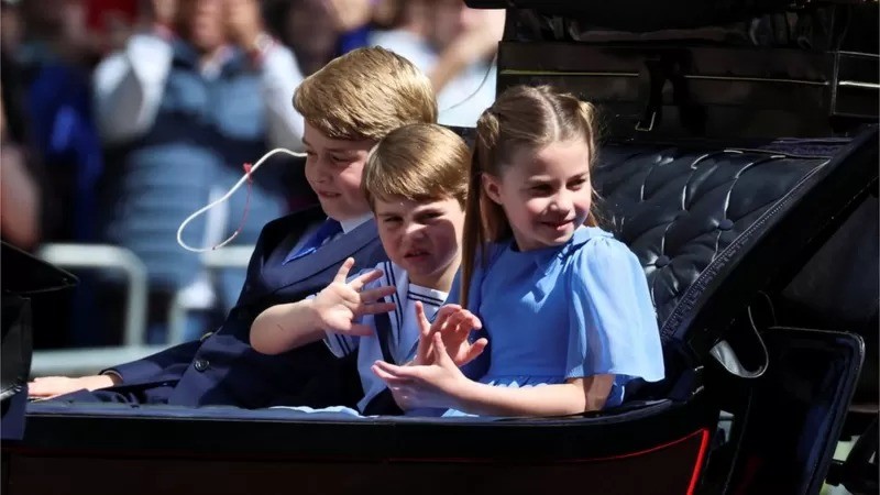 A princesa britânica Charlotte, o príncipe George e o príncipe Louis andam de carruagem durante o desfile Trooping the Colour (Foto: Reuters via BBC News)