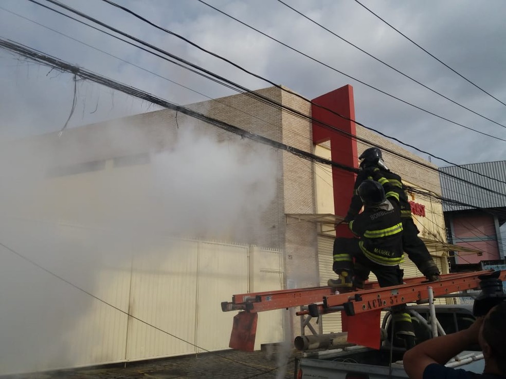 Bombeiros usam extintores de incêndio para apagar as chamas — Foto: Heliana Gonçalves/TV Gazeta