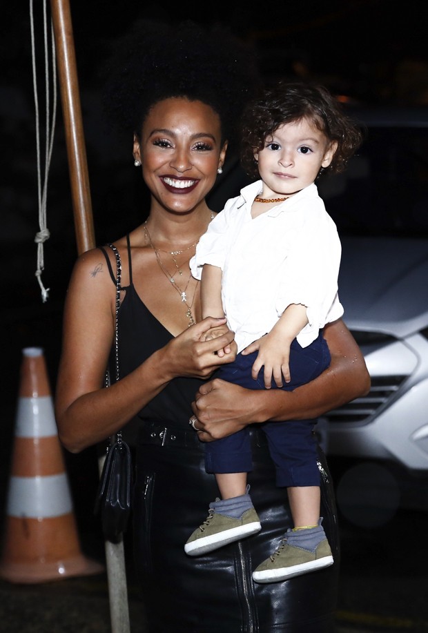 Sheron Menezzes e o filho, Benjamin (Foto: Roberto Filho/BrazilNews) Sheron Menezzes e o filho, Benjamin (Foto: Roberto Filho/BrazilNews)