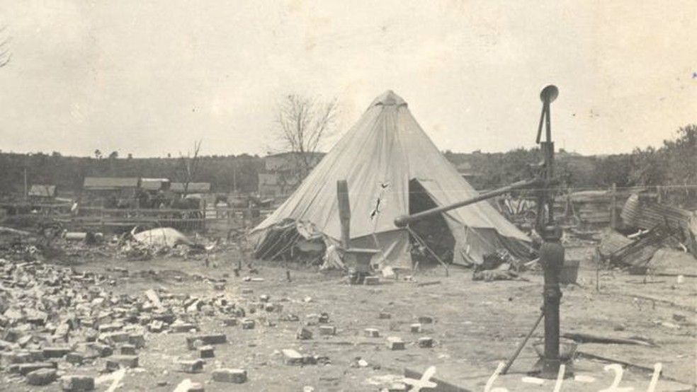 Moradores tiveram que viver em barracas após destruição — Foto: OKLAHOMA HISTORICAL SOCIETY via BBC