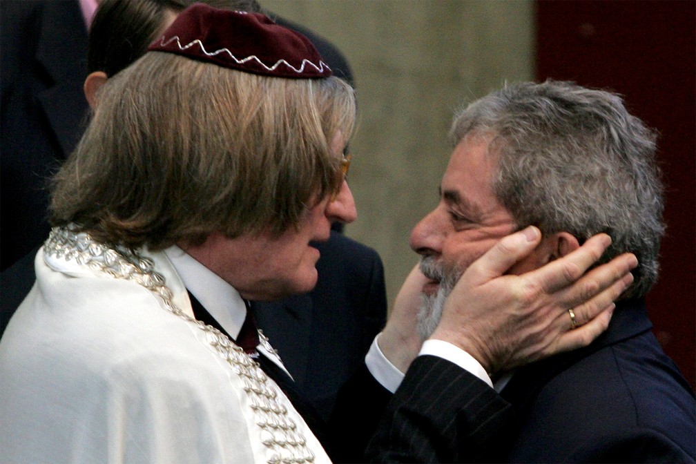 O rabino Henry Sobel recebe o então presidente Luiz Inácio Lula da Silva em cerimônia em memória das vítimas do Holocausto, na sinagoga Etz Chaim, em São Paulo, em fevereiro de 2007 — Foto: Mauricio Lima/AFP