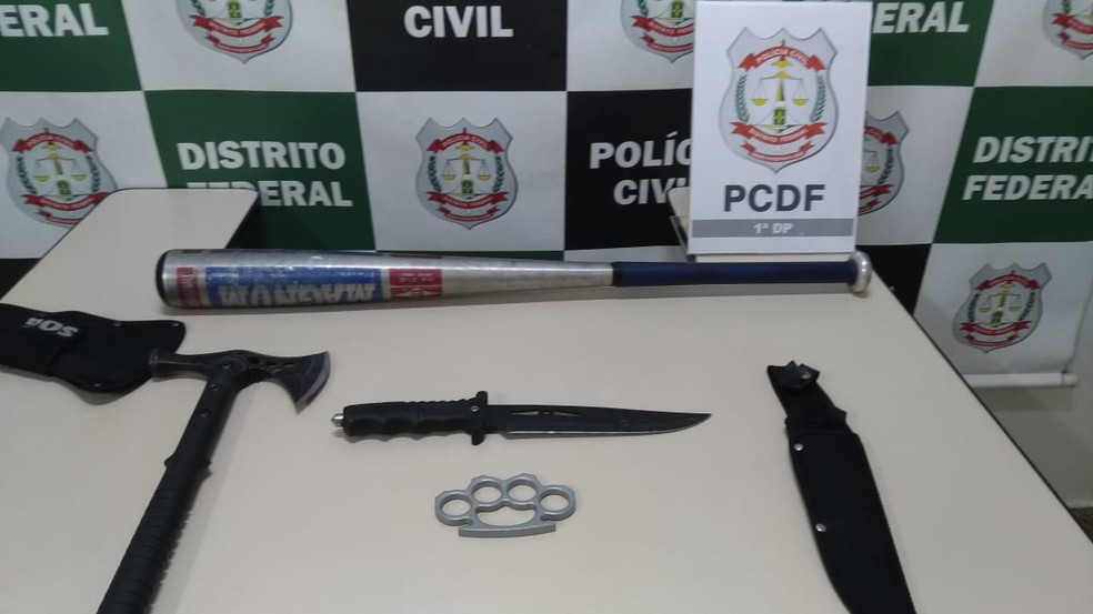Professor é preso com faca, machado e soco-inglês no DF — Foto: PCDF/Divulgação