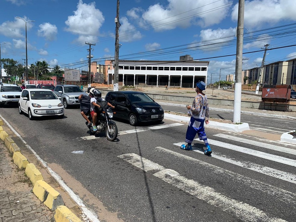 Palhaço Xereta vende balinhas em semáforo da Avenida Ayrton Senna, em Nova Parnamirim — Foto: Anna Alyne Cunha/Inter TV Cabugi