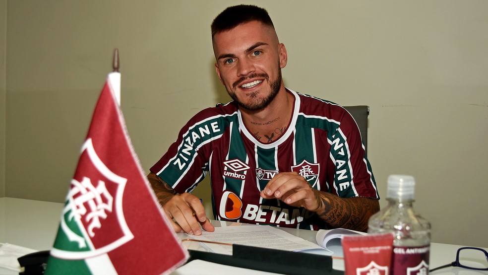 Nathan assinou contrato de empréstimo de um ano no Fluminense — Foto: Mailson Santana / Fluminense FC
