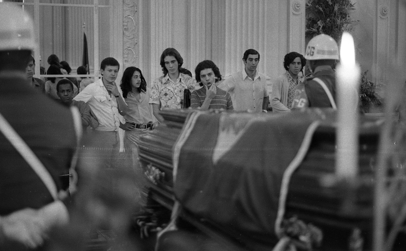Público visita urna com despojos de Dom Pedro no Palácio Piratini, em Porto Alegre, 1972 — Foto: Arquivo/Agência O GLOBO